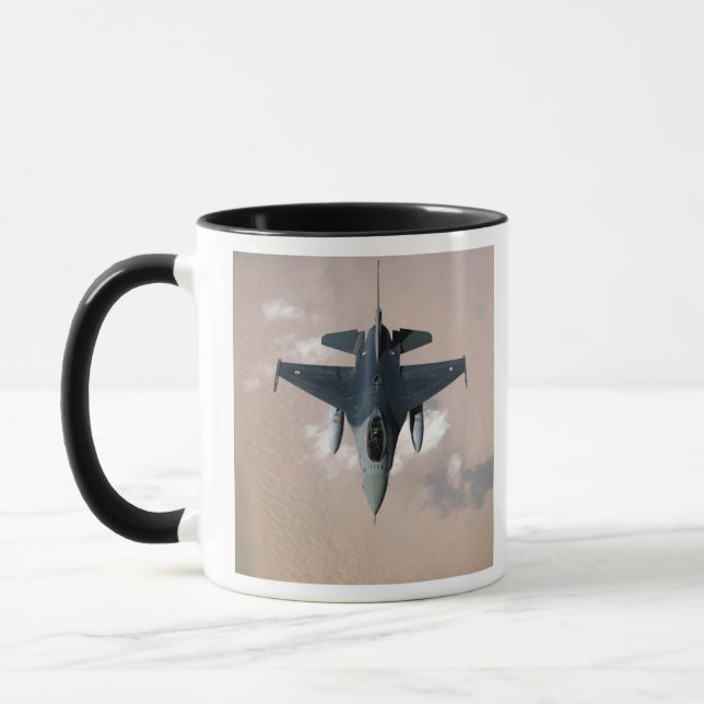 Taza F-16 emiratí (Izquierda)