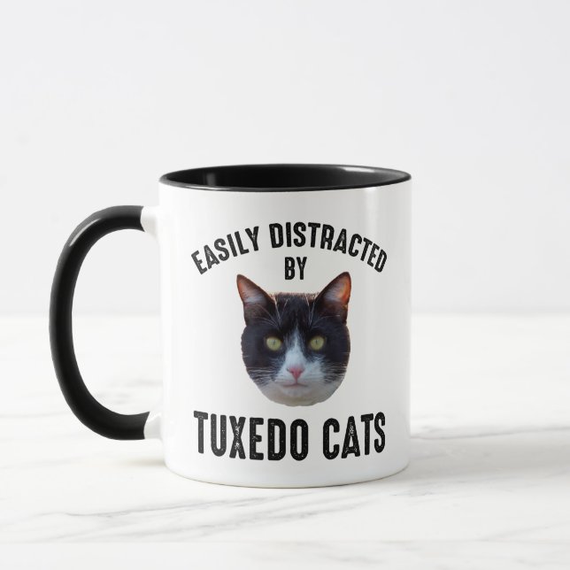 Taza Fácilmente Distraído Por Los Gatos De Tuxedo (Izquierda)