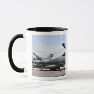 Taza Falcones de combate F-16 esperan su lanzamiento