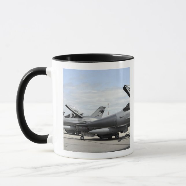 Taza Falcones de combate F-16 esperan su lanzamiento (Izquierda)