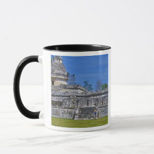 Taza Familia de turistas pasean por los antiguos mayas