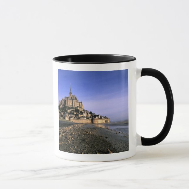 Taza Famosa fortaleza de la isla Le Mont St Michel en (Derecha)