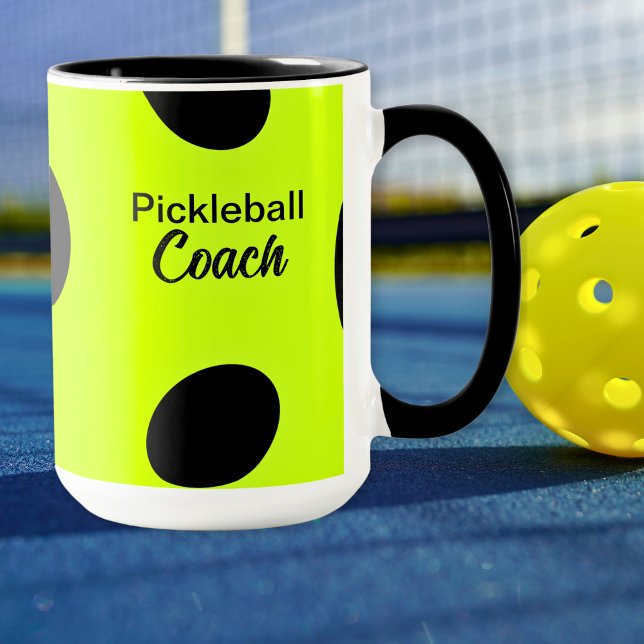 Taza Famoso entrenador PERSONALIZADO de pelotas amarill (PERSONALIZED Funny Pickleball Coach Yellow Ball Mug)