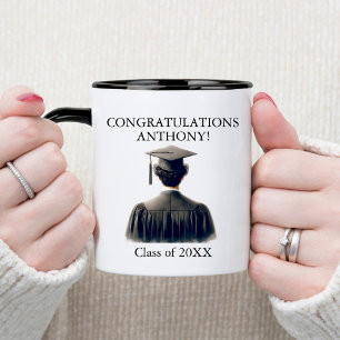 Taza Felicidades a un graduado masculino en traje negro
