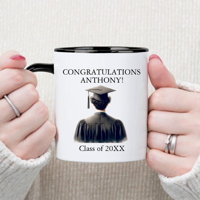 Taza Felicidades a un graduado masculino en traje negro (Subido por el creador)