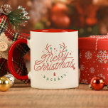 Taza Feliz Navidad a los renos ataviados<br><div class="desc">¡Acepta la alegría de la temporada con esta canción personalizable de Feliz Navidad! Este delicioso regalo para la familia y amigos viene con la opción de añadir un nombre personalizado, haciéndolo un gesto extra especial. La taza muestra un guión elegante que deletrea "Feliz Navidad", adornado con brillantes estrellas y el...</div>