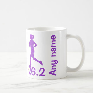 Taza femenina púrpura del corredor de maratón 26,2