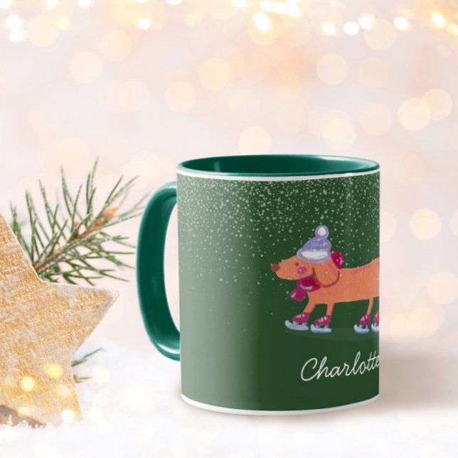 Taza Festive Dachshund Dog Ice Skating Green Name Mug (Subido por el creador)
