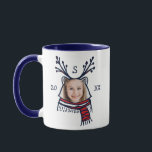 Taza Festividad del personaje de Raccoon rojo<br><div class="desc">Celebra la época mágica y festiva de las fiestas con nuestros personalizados tazas fotográficas de carácter animal de invierno. Nuestro divertido diseño de tazas fotográficas de festividades presenta a nuestro propio personaje de mapache dibujado a mano con bufanda de manto rojo y azul. La cara del mapache es cortada para...</div>