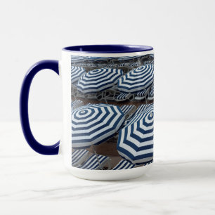 Taza Filas de los parasoles de playa rayados con las