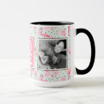 Taza Flamingo Se Femeja Con Puntos De Polka | AMAR con<br><div class="desc">Sube tus fotos familiares favoritas y a este diseño de Flamingo Feathers On Polka Dots LOVE. | Aves | Patrón de pájaro flamingo retro. © y ® Bigstock® - Todos los derechos reservados.</div>
