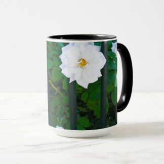 Taza Flor Blanca Brotando a Través de la Valla