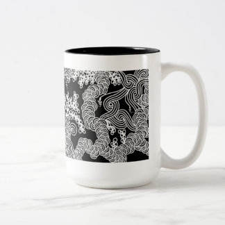 Taza floral abstracta en blanco y negro