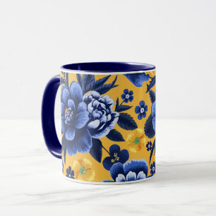 Taza Floral azul audaz y amarillo en un fondo amarillo