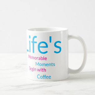 Taza floral de café donde comienzan los momentos m