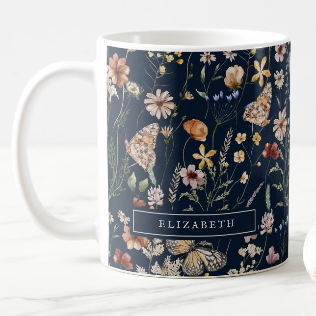 Taza floral monograma azul marino (Navy Blue Monogram Floral Coffee Mug by Painted Paperie
)