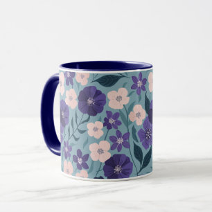 Taza Floral morada y rosa en un fondo suave Verde azula
