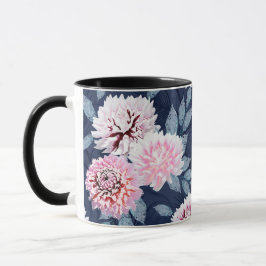 Taza Flores blancas y rosas sobre azul oscuro.