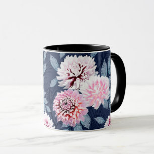 Taza Flores blancas y rosas sobre azul oscuro.