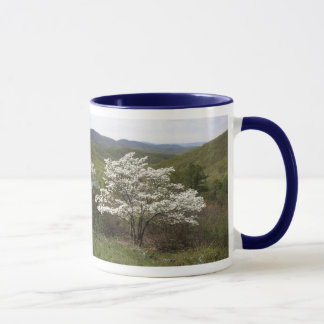 Taza Flores blancos en la impulsión del horizonte