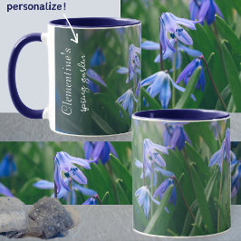 Taza Flores de cilla azul en el jardín de primavera