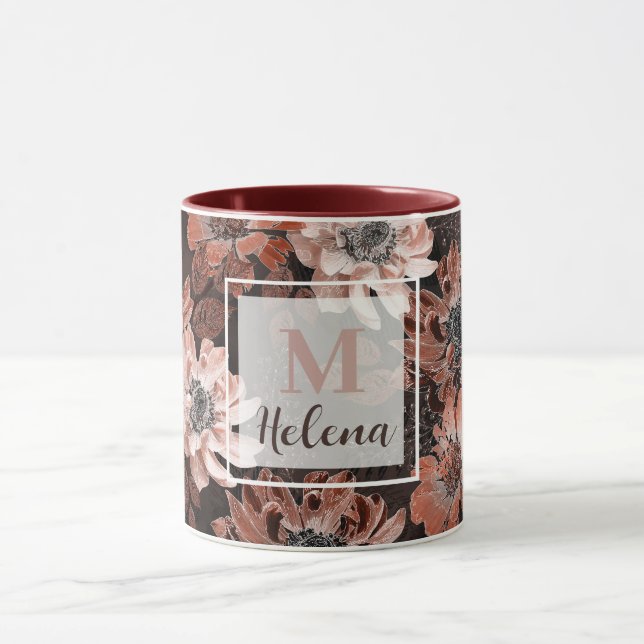 Taza Flores de crema y teracote en un fondo marrón oscu (Centro)