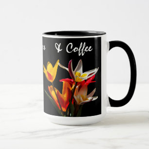 Taza Flores de tulipán contra fondo negro
