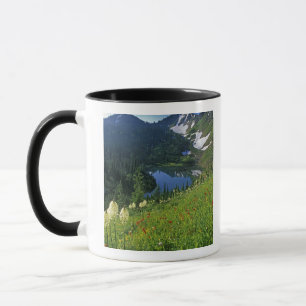 Taza Flores silvestres alpinas en la cuenca de las joya