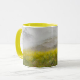 Taza Flores silvestres amarillas Campo Foggy Montañas A