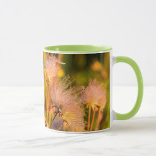 Taza Flores silvestres de humo de pradera en arboleda d