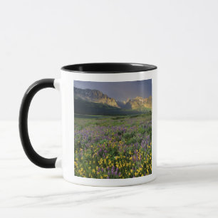 Taza Flores silvestres de la pradera llenan la pradera