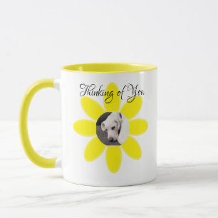 Taza Foto de adorable cachorro en marco de flor amarill