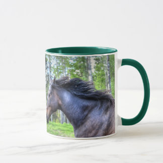 Taza Foto de caballo percheron tocado y negro corriendo