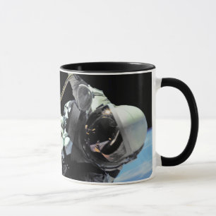 Taza Foto de la primera caminata espacial de un astrona