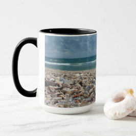 Taza Foto de playa del Océano Atlántico con conchas mar