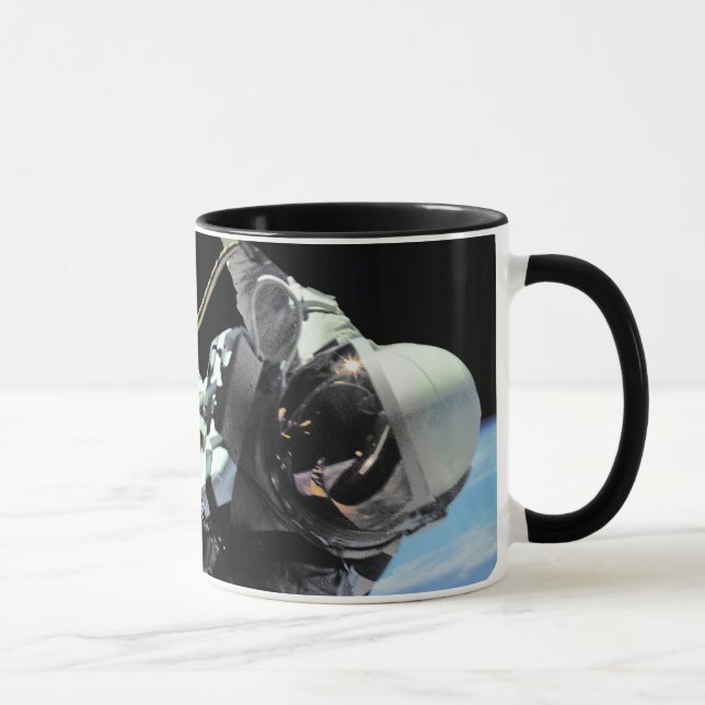 Taza Foto de Spacewalk del primer astronauta estadounid (Derecha)