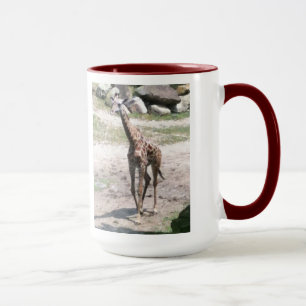 Taza Foto de una jirafa de bebé caminando en la natural
