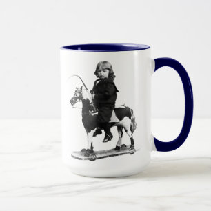 TAZA FOTO DE VENTAJA DEL NIÑO EN EL JUEGO DE CABALLO D