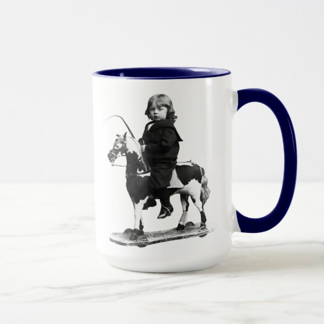 TAZA FOTO DE VENTAJA DEL NIÑO EN EL JUEGO DE CABALLO DE (Derecha)