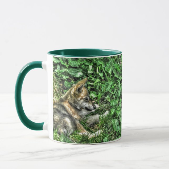 Taza Foto de vida silvestre "Resting Baby Wolf Pup" (Izquierda)