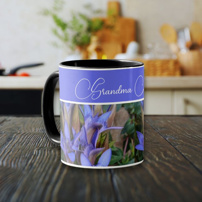 Taza Foto gentiana azul (Blue Gentian wildflower with personalized name in a modern design.)