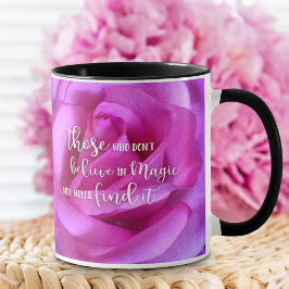 Taza Foto rosa de la flor rosa cree en cita mágica