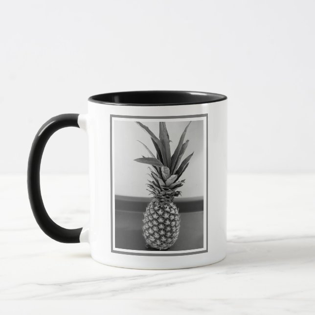 Taza Foto simple de una piña con texto de Personalizabl (Izquierda)