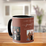 Taza Fotos de cumpleaños mejores amigos nombres brown e<br><div class="desc">Un regalo de los amigos por el cumpleaños 21 de una mujer, celebrando su vida con 3 de sus fotos de ella, sus amigos, familia, interés o mascotas. Personalice y agregue su nombre, edad 21 y sus nombres. Un fondo de color tierra marrón. Su nombre está escrito con una escritura...</div>