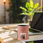 Taza Fotos de cumpleaños mejores amigos nombres terraco<br><div class="desc">Un regalo de los amigos por el cumpleaños 21 de una mujer, celebrando su vida con 3 de sus fotos de ella, sus amigos, familia, interés o mascotas. Personalice y agregue su nombre, edad 21 y sus nombres. Una terracota, fondo de color tierra marrón. Su nombre está escrito con una...</div>