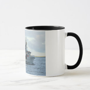 Taza Fox ártico, barco del cangrejo en el puerto