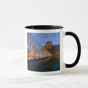 Taza Francia, París. El Louvre a la luz del crepúscul