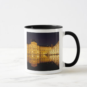 Taza Francia, París, museo del Louvre de noche.