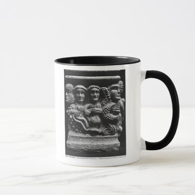 Taza Frente de un altar usado como fuente que (Derecha)