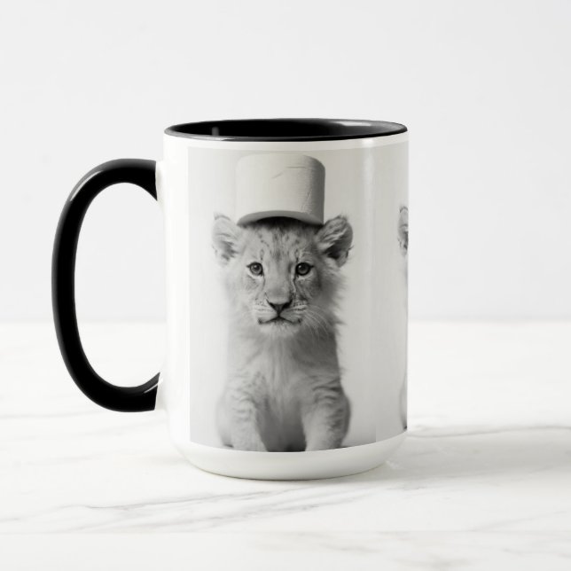 Taza Funny Lion Cub Wearing Toilet Paper Hat Minimalist (Izquierda)